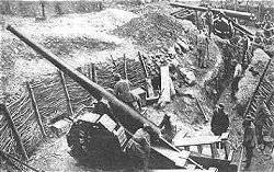 Un cannone Italiano nelle trincee di fronte a Tolmino