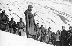 Cappellano Austriaco benedice i soldati prima della battaglia