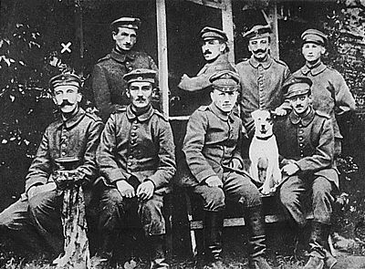 Hitler nel 1915 (il primo a sinistra)