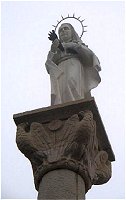 La Madonna del Sacello di Monte Lozze, ha in mano le penne nere "spezzate, simbolo degli Alpini caduti nella battaglia