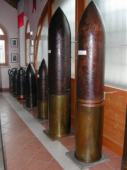 Granata austroungarica da 420 mm esposta al Museo di Canove