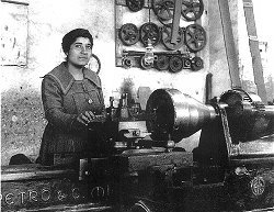 Una donna in fabbrica, 1916