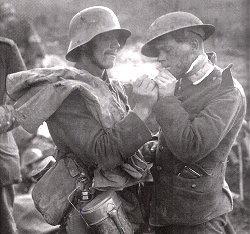 Un soldato tedesco fraternizza con un Tommy Inglese