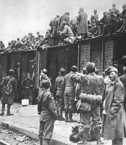 3 novembre 1918 - i resti dell'esercito Austro-Ungarico affollano i treni per tornare in patria