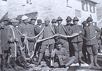 Alpini davanti al Rifugio Garibaldi