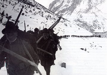 Una colonna di Alpini in marcia