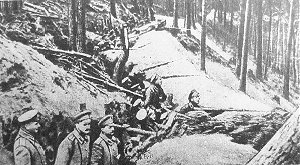 Soldati Russi in trincea tra i boschi dei Carpazi.