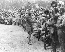 Kerenski saluta le truppe