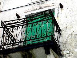 Balcone adornato da proiettili