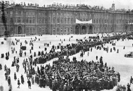 Manifestanti russi davanti al palazzo dello Zar, 1917