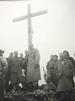 Inaugurazione della croce a Cima XII, sotto al monumento l’allora sindaco di Asiago Guido Scaggiari, alla estrema destra della foto Gio.Batta Rigoni Stern che tenne il discorso qui riportato