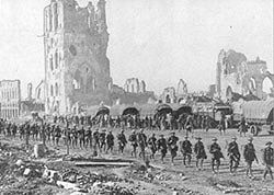 Soldati inglesi sfilano nel centro di Ypres, 1916