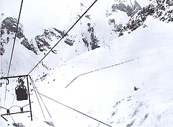 Teleferica del "Garibaldi" e in lontananza una colonna di Alpini