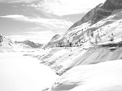 Il lago ghiacciato del Passo Falzarego, sotto la Marmolada