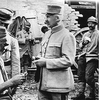 Petain si intrattiene con la truppa
