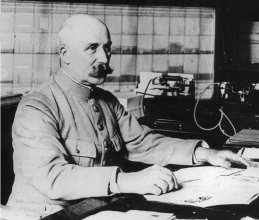 Petain al suo tavolo al quartier generale di Verdun